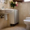 Bagno con lavandino, bidet e WC.