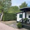 Bungalow con veranda e cespugli.