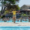 Lezione di acquagym in piscina all'aperto.