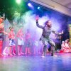 Spettacolo teatrale con ballerini e fumo di scena.