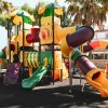Parco giochi colorato con scivoli e arrampicate.