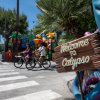 Due ciclisti passano davanti a un cartello 
