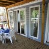 Veranda in legno con tavolo apparecchiato.