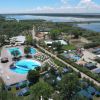 Resort con piscine e strutture verdi.