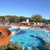 Parco acquatico affollato con scivoli e piscine.