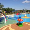 Piscina con giochi d'acqua colorati.