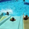 Scivoli acquatici che terminano in una piscina.