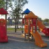 Parco giochi con scivoli colorati.