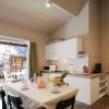 Cucina moderna con tavolo apparecchiato e vista su veranda.