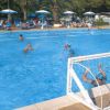 Una partita di sport acquatico in una piscina all'aperto.