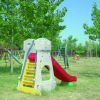 Parco giochi con scivolo, altalene e alberi verdi.