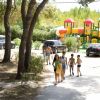 Famiglia cammina vicino a un parco giochi.