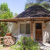 Bungalow con veranda e giardino.