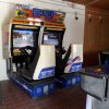 Cabine di guida Sega Rally in una sala giochi.