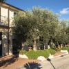 Edificio con alti alberi davanti, sotto un cielo sereno.