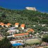 Veduta aerea di un complesso residenziale con tetti in tegole rosse vicino al mare.