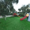 Un parco giochi con scivolo e torre.