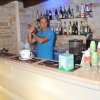Barista prepara un cocktail dietro il bancone.