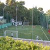 Partita di calcetto su campo recintato.