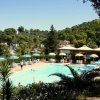 Piscina con ombrelloni e sedie a sdraio.