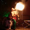 Artista di strada sputa fuoco di notte.