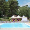 Piscina con palcoscenico e tende sullo sfondo.