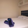 Letto matrimoniale con asciugamani.