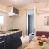 Interno di una cucina moderna con tavolo apparecchiato.