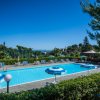 Piscina scoperta con ombrelloni e sedie a sdraio.