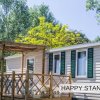 Casa mobile con terrazza in legno, immersa nella natura.