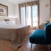 Camera da letto con letto matrimoniale e poltrona blu.