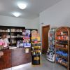 Interno di una farmacia con una persona dietro il bancone.