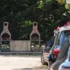Due barbecue in muratura all'aperto vicino a un'area parcheggio.