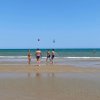 Persone che giocano a palla sulla spiaggia vicino al mare.