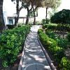 Sentiero nei giardini, circondato da piante e alberi.