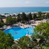 Vista dall'alto di piscine e mare.