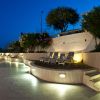 Area relax notturna con sdraio illuminate e piante.