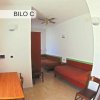 Camera con due letti singoli e ventola a soffitto.