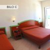 Camera con letto matrimoniale e singolo.
