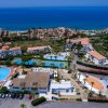 Complesso turistico con piscine e vista sul mare.