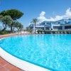 Piscina con bordo rosso e edificio blu sullo sfondo.