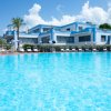 Piscina ampia con edificio moderno blu cielo.