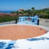 Un anfiteatro all'aperto con vista sul mare.