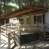Bungalow in legno con veranda nel bosco.