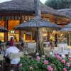 Esterno di un ristorante con tetto di paglia.