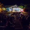 Spettacolo serale all'aperto con pubblico.