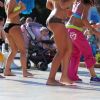 Persone ballano all'aperto vicino a una piscina.