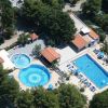 Complesso di piscine circondato da alberi.