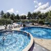 Due piscine all'aperto con persone che nuotano.