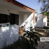 Veranda di un bungalow con piante intorno.